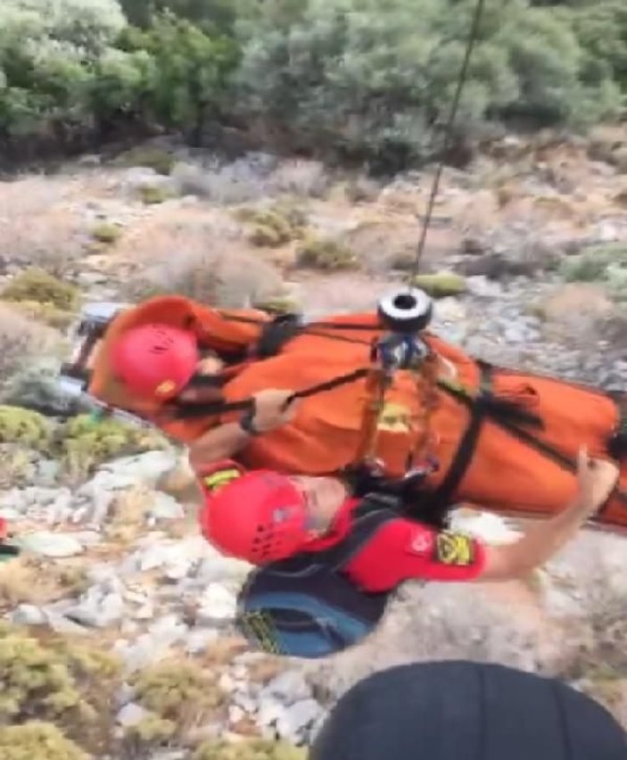 Muğla'da ayağı kırılan ABD'li turisti JAK timi kurtardı