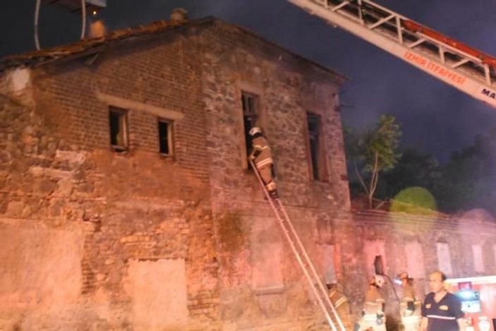 İzmir'de tarihi fabrikada yangın