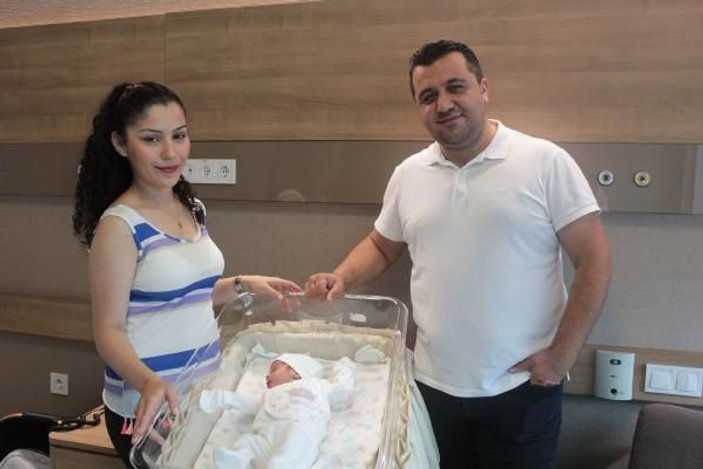 İstanbul'da yeni doğan bebek dişleriyle dünyaya geldi