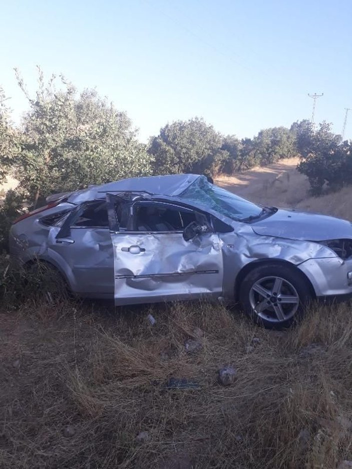 Diyarbakır'da otomobil şarampole yuvarlandı: 3 yaralı