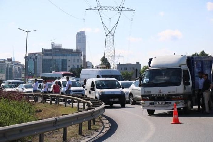 Ataşehir’de devrilen kamyonet trafiğe neden oldu