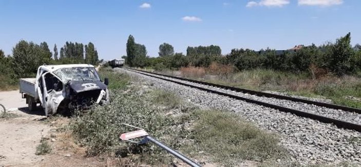 Yük treni hemzemin geçitte kamyonete çarptı: 1'i ağır 5 yaralı