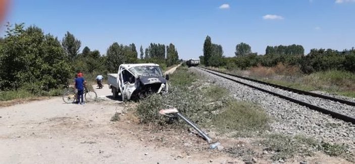 Yük treni hemzemin geçitte kamyonete çarptı: 1'i ağır 5 yaralı