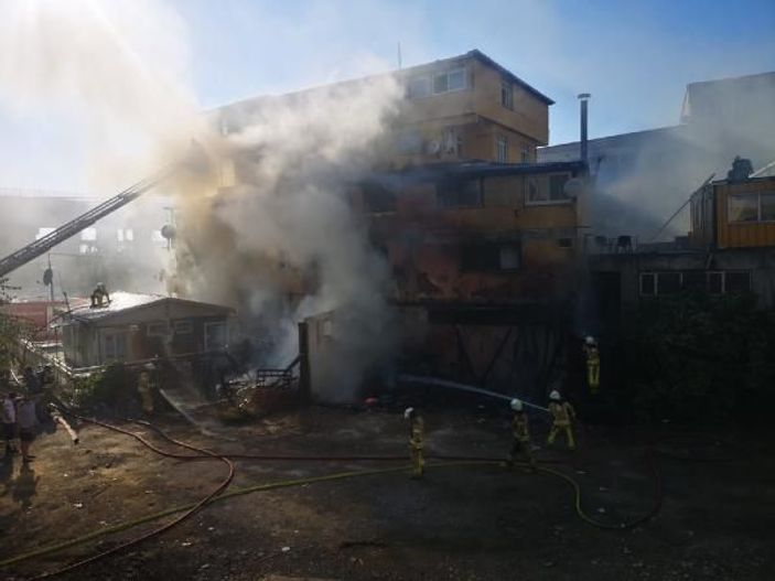Pendik'te kömürlükte çıkan yangın binalara sıçradı