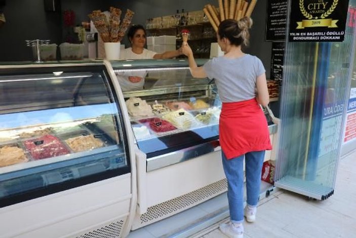 Bir topu 100 liraya satılan dondurma