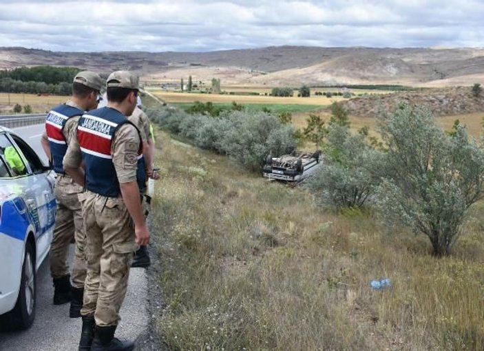 Sivas'ta lastiği patlayan otomobil devrildi: 6 yaralı