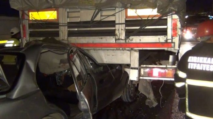 Kırıkkale'de otomobil tıra çarptı