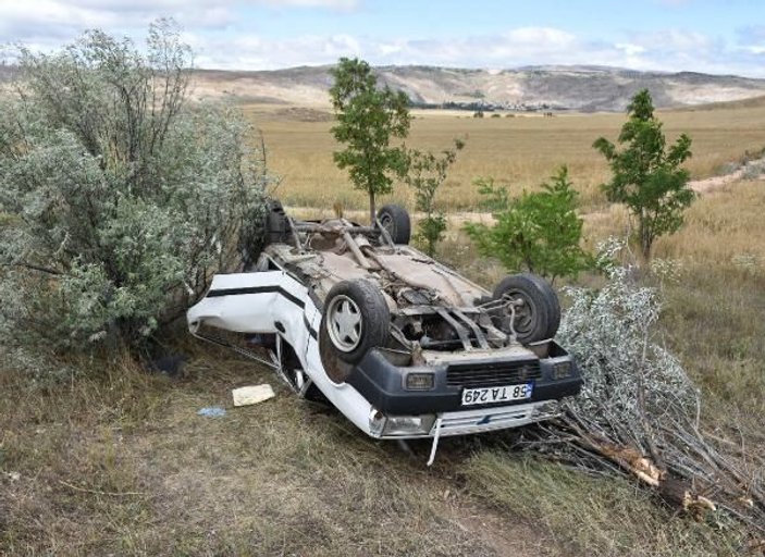 Sivas'ta lastiği patlayan otomobil devrildi: 6 yaralı