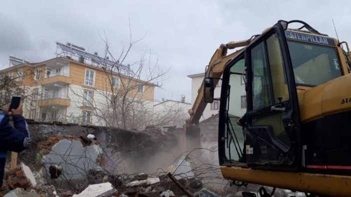 Bingöl’de kaçak yapılar iş makineleriyle yıkıldı