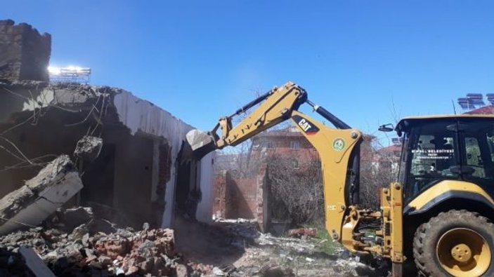 Bingöl’de kaçak yapılar iş makineleriyle yıkıldı