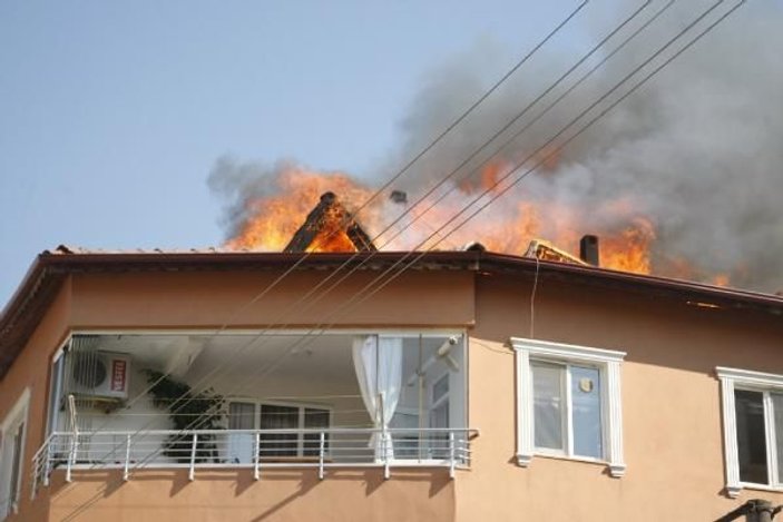 Bursa'da çatıda çıkan yangın çökmeye neden oldu