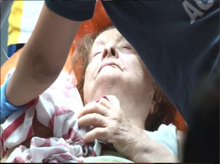 Evinde rahatsızlanan yaşlı kadını itfaiye kurtardı