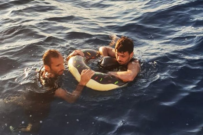 Yunanistan'a yüzerek gitmeye çalışırken yakalandılar