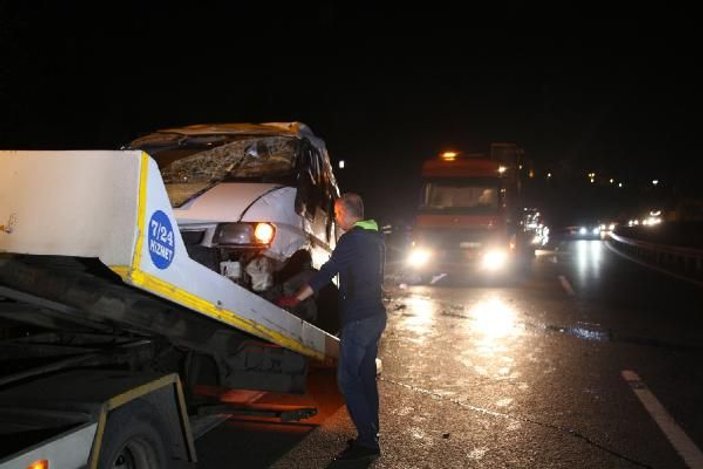 Kağıthane'de minibüs devrildi: 2'si ağır 3 yaralı