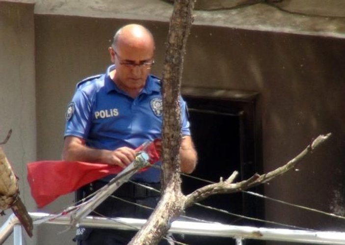 Antalya'da yanan evde bir tek Türk bayrağı zarar görmedi