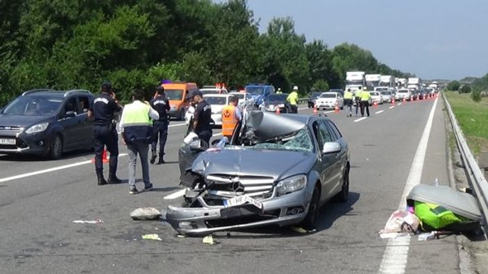 TEM'de otomobil tıra arkadan çarptı: 3 yaralı