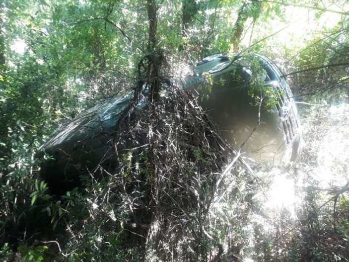 Kastamonu'da lastiği patlayan araç uçuruma yuvarlandı