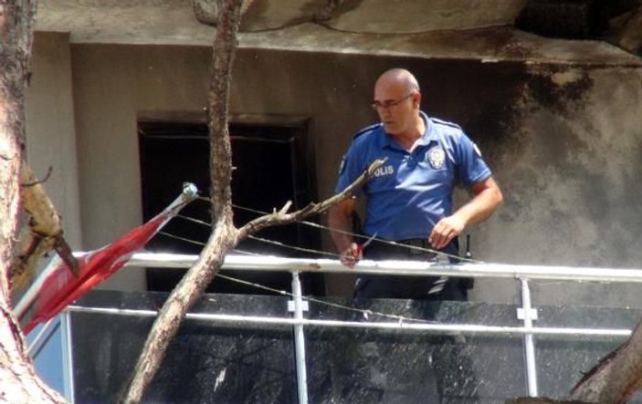 Antalya'da yanan evde bir tek Türk bayrağı zarar görmedi
