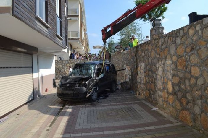 Bursa'da kaza yapan araç sitenin bahçesine uçtu: 5 yaralı