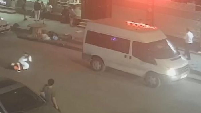 Sultangazi'de kamyonetin arkasına takılan patenli kız düştü