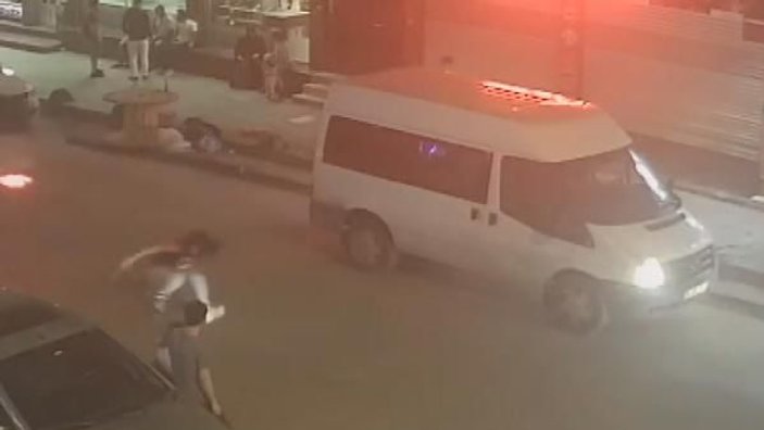 Sultangazi'de kamyonetin arkasına takılan patenli kız düştü