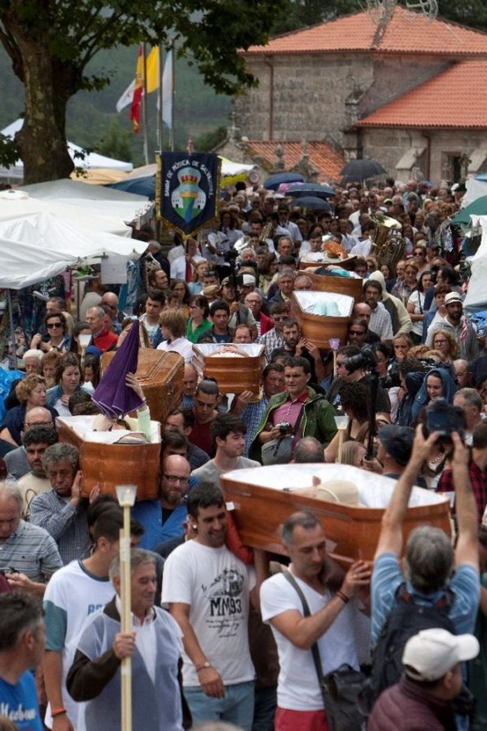 İspanya’da ölümden dönenleri tabutlarda taşıyorlar