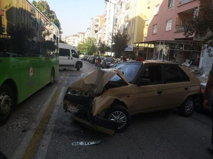 Ehliyetsiz sürücü belediye otobüsüne çarptı