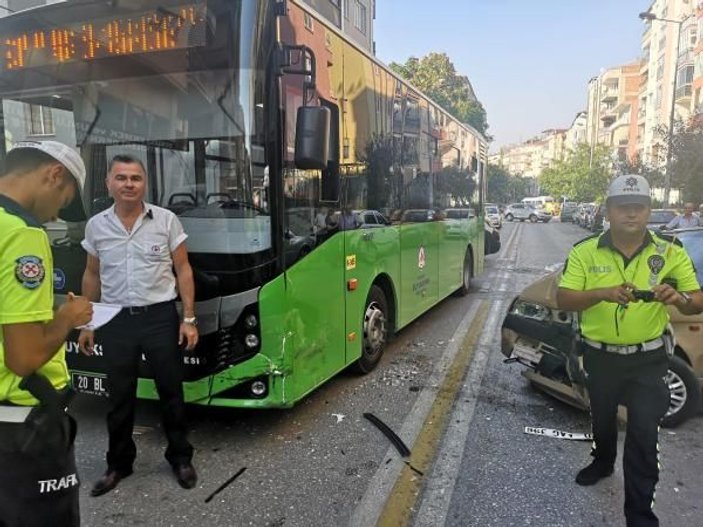 Ehliyetsiz sürücü belediye otobüsüne çarptı