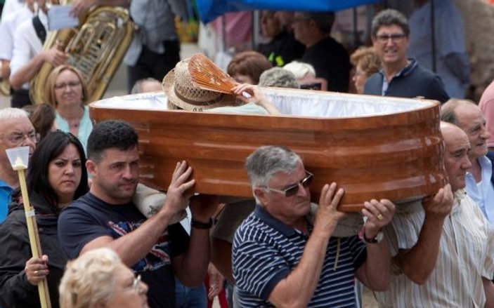 İspanya’da ölümden dönenleri tabutlarda taşıyorlar