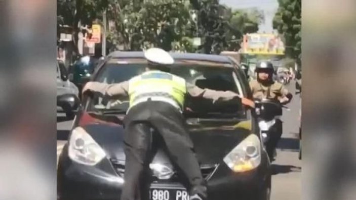 Endonezya'da trafik polisinden ilginç yöntem