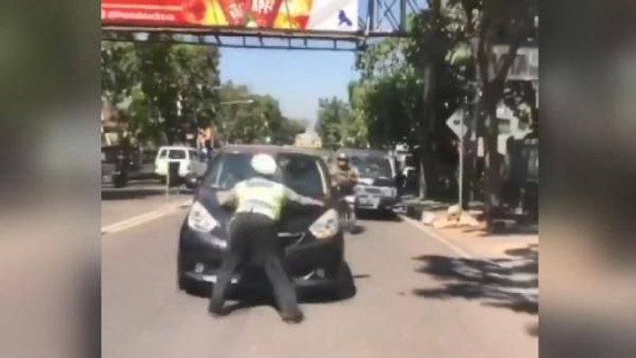 Endonezya'da trafik polisinden ilginç yöntem
