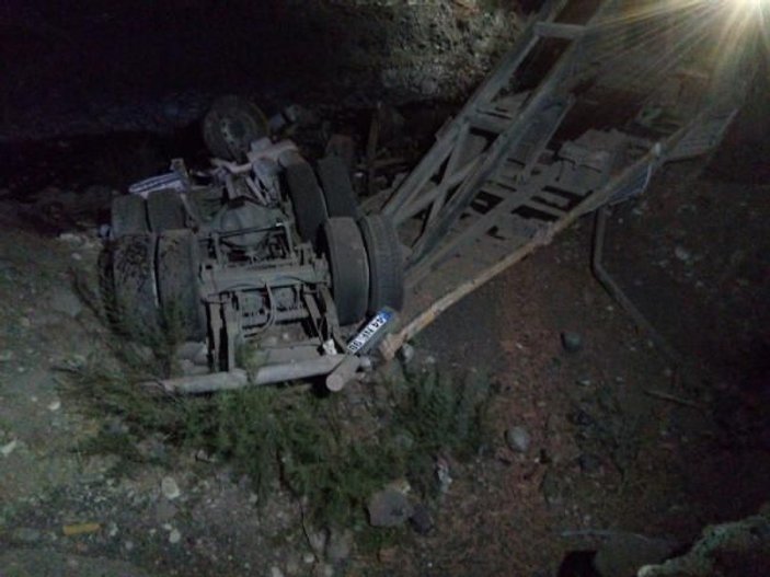 Malatya'da şarampole devrilen kamyonetin sürücüsü öldü