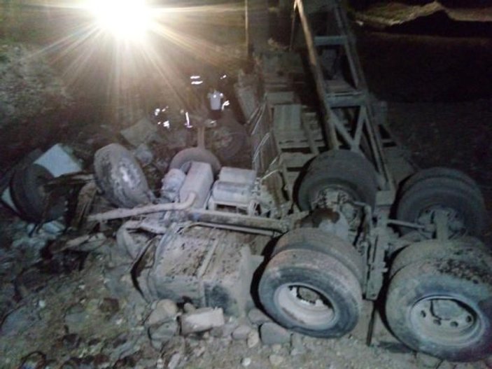 Malatya'da şarampole devrilen kamyonetin sürücüsü öldü
