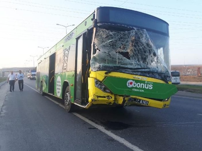 Sultangazi'de İETT otobüsü minibüse çarptı: 6 yaralı
