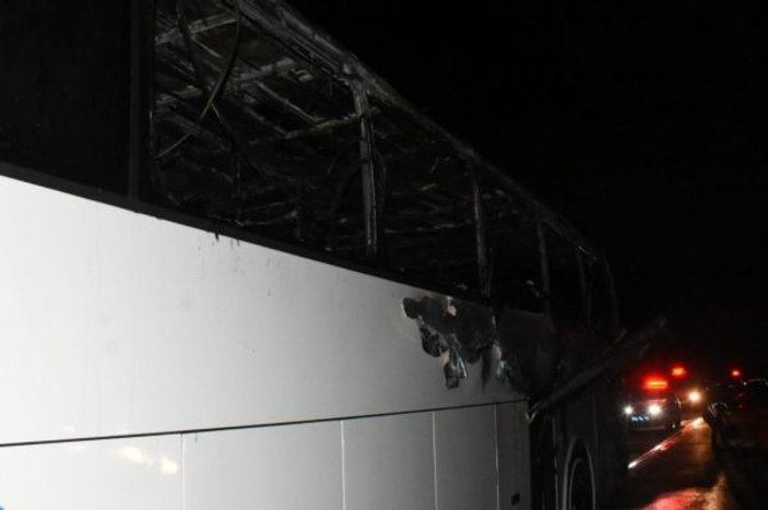 İzmir'de tur otobüsü yanarak kül oldu