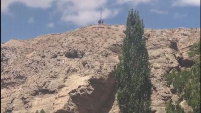 Sivas'ta kayalıklarda zorlu keçi kurtarma operasyonu