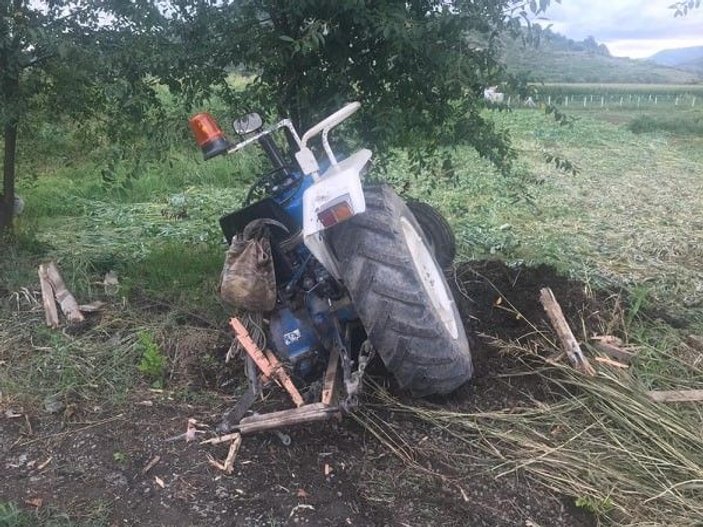 Zonguldak’ta otomobil traktöre çarptı