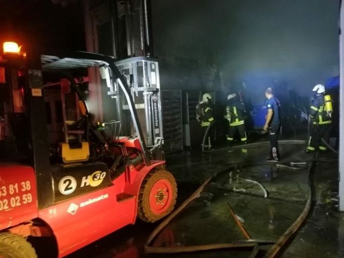 Manisa’da depo yangını: Binlerce paket sigara yandı