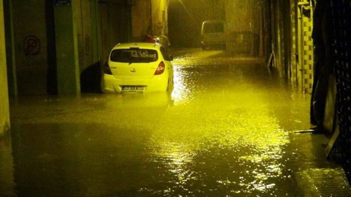 Rize'de sağanak etkili oldu, caddeler göle döndü