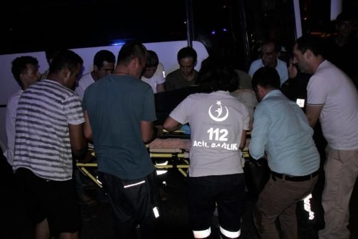 Antalya'da ışık ihlali yapan otomobil, midibüse çarptı