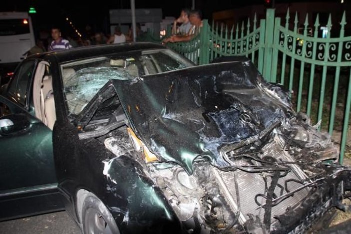 Antalya'da ışık ihlali yapan otomobil, midibüse çarptı