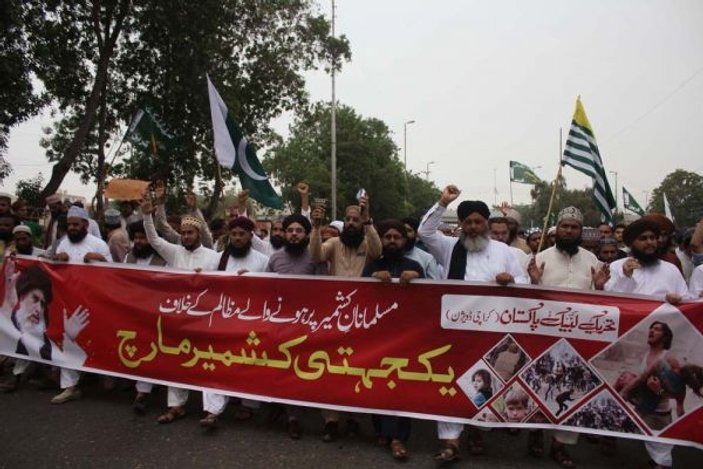 Binlerce Pakistanlı, Hindistan’ı protesto etti