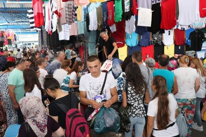 Bulgaristan'da yaşayan Türkler bayram alışverişi için Edirne'de