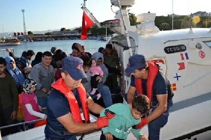 Foça ve Çeşme'de toplam 93 kaçak göçmen yakalandı