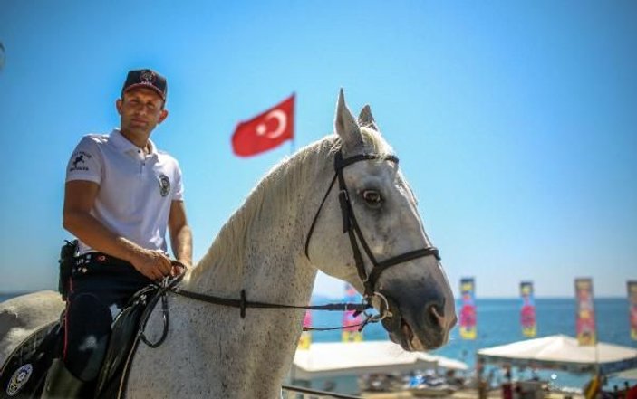 Bayramda Antalya'da atlı birlikler görevde