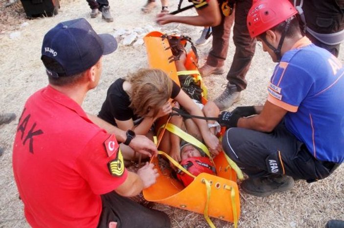 Fethiye'de kayalıklara düşen genç kız kurtarıldı