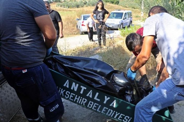 Antalya'da ablasını boynuna bıçak saplayarak öldürdü
