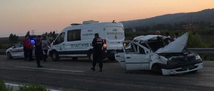 Adana'da araç refüje çarptı: 2 ölü 2 yaralı