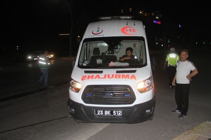 Elazğ'da otomobil ambulansa çarptı