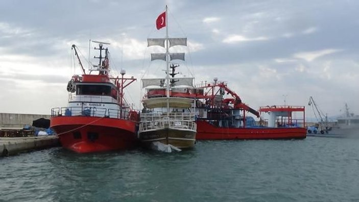 Sinop'ta yan yatıp karaya oturan tekne kurtarıldı